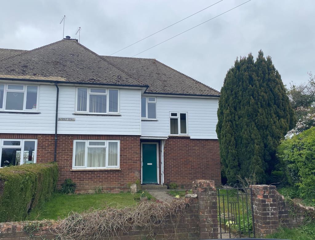 Lot: 155 - THREE-BEDROOM SEMI-DETACHED HOUSE ON OUTSKIRTS OF WEALDEN VILLAGE - Front view of rural semi in need of modernisation